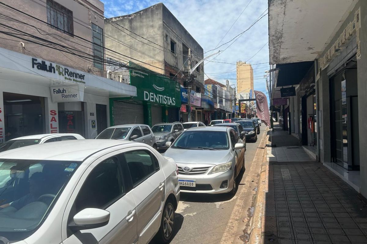 foto do centro de anápolis, na rua barão do rio branco