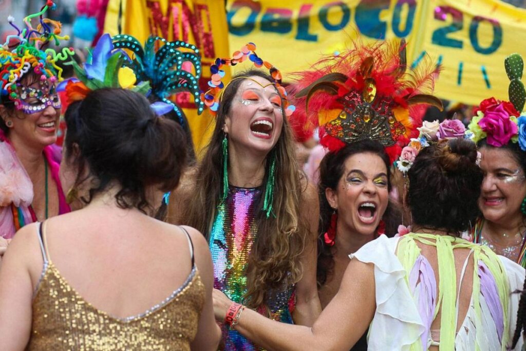 foto de foliões comemorando carnaval