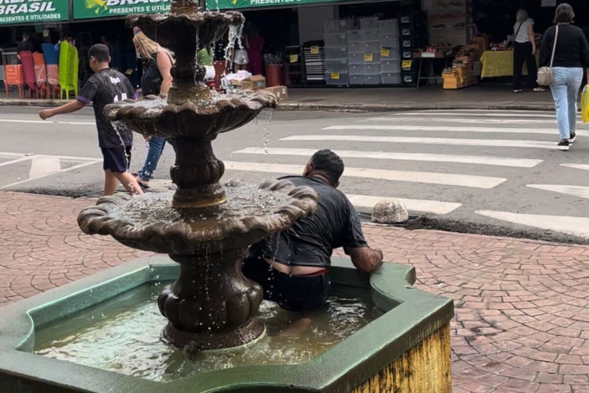 Homem aproveitou o sábado para se refrescar na fonte do Mercado Municipal (Foto: Jonathan Cavalcante)