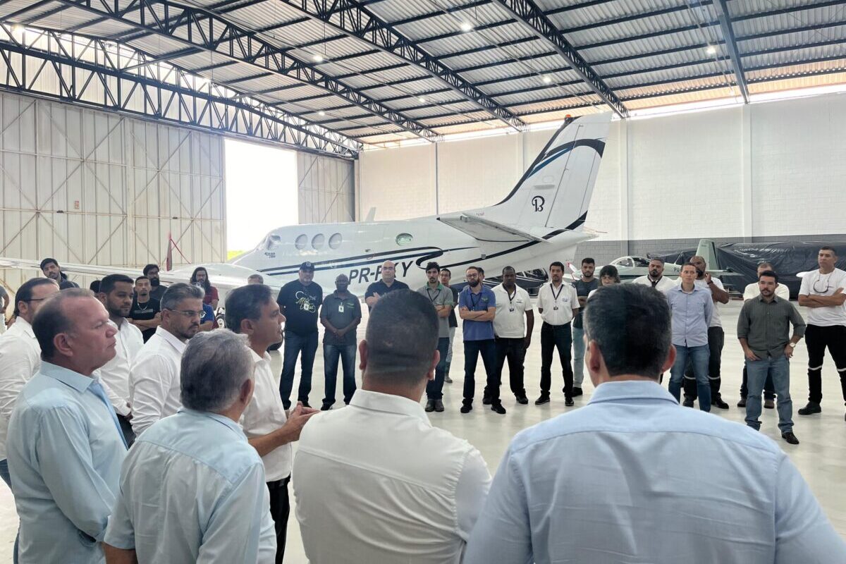 foto de reunião ocorrida no Aeroporto de Anápolis