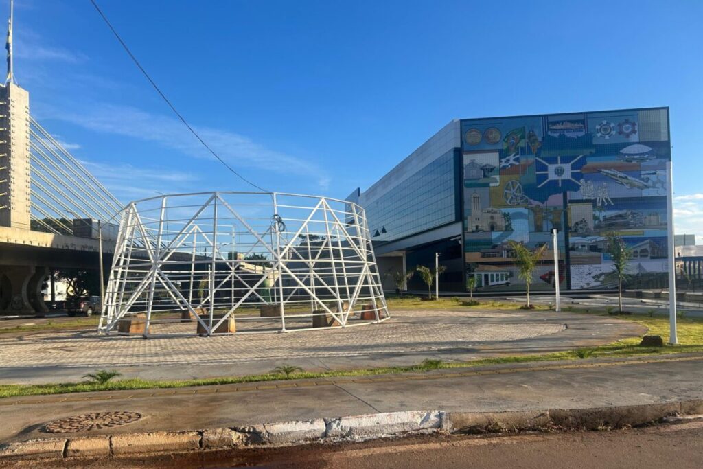 foto de árvore de Natal gigante sendo desmontada em Anápolis