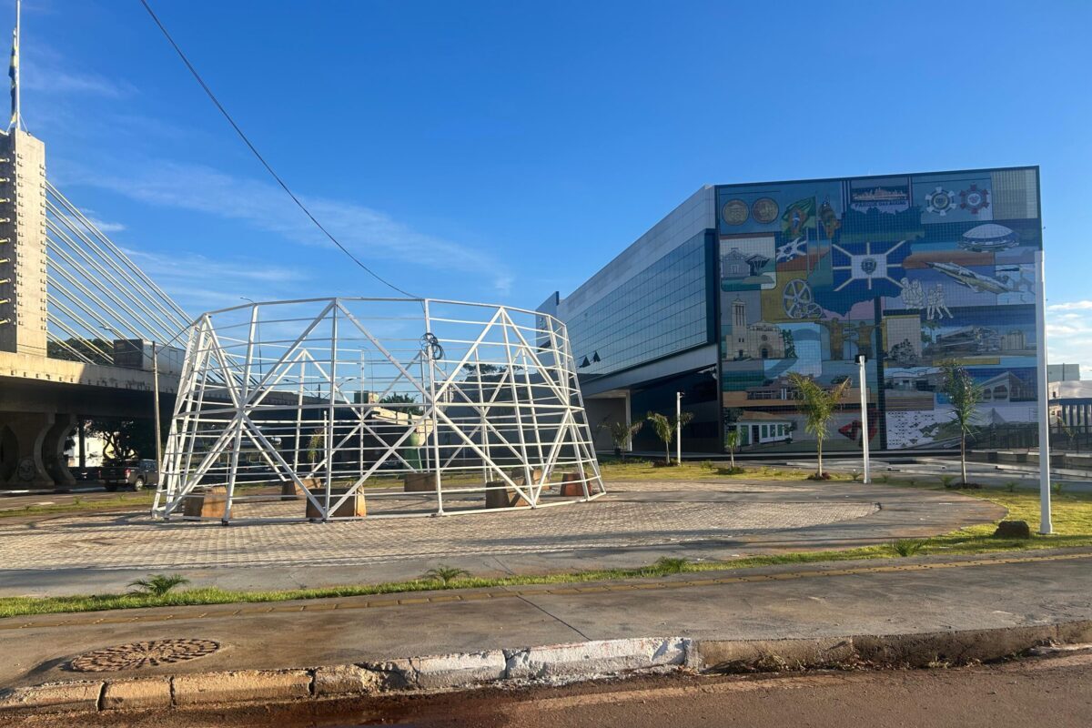 foto de árvore de Natal gigante sendo desmontada em Anápolis