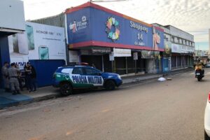 foto de carro da polícia militar em local onde foi consumado homicídio em Anápolis