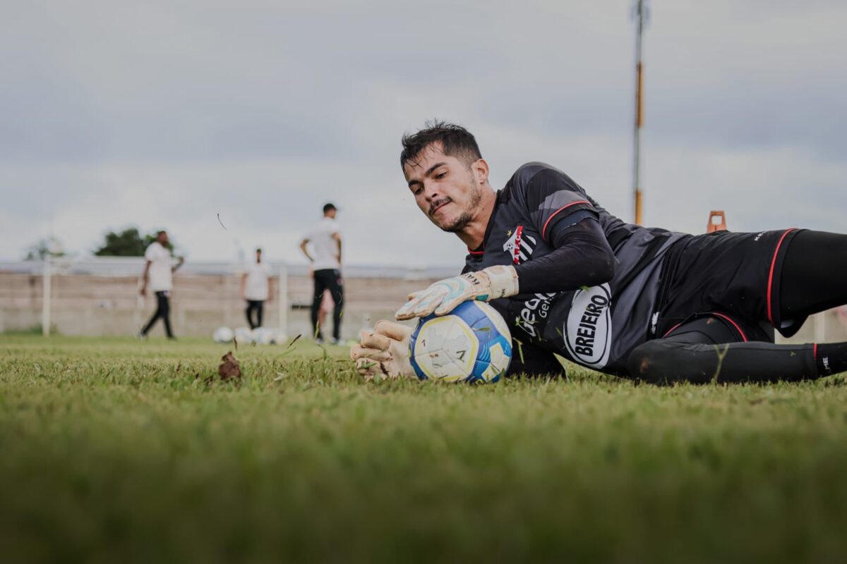 foto do goleiro Paulo Henrique, do Anápolis, destaque do Goianão 2025