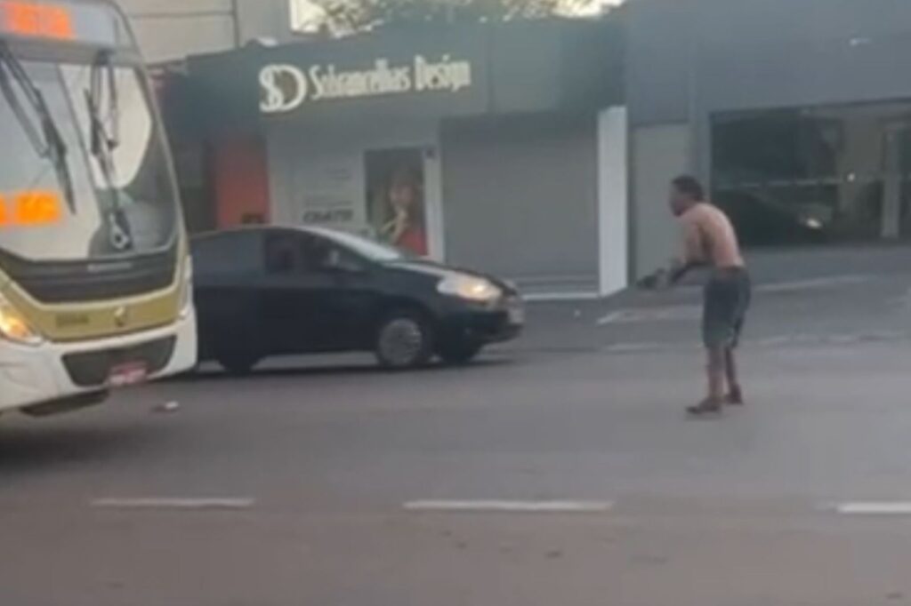 Câmera de celular registrou o usuário de drogas provocando caos e uma das principais avenida de Anápolis (Foto: Captura)