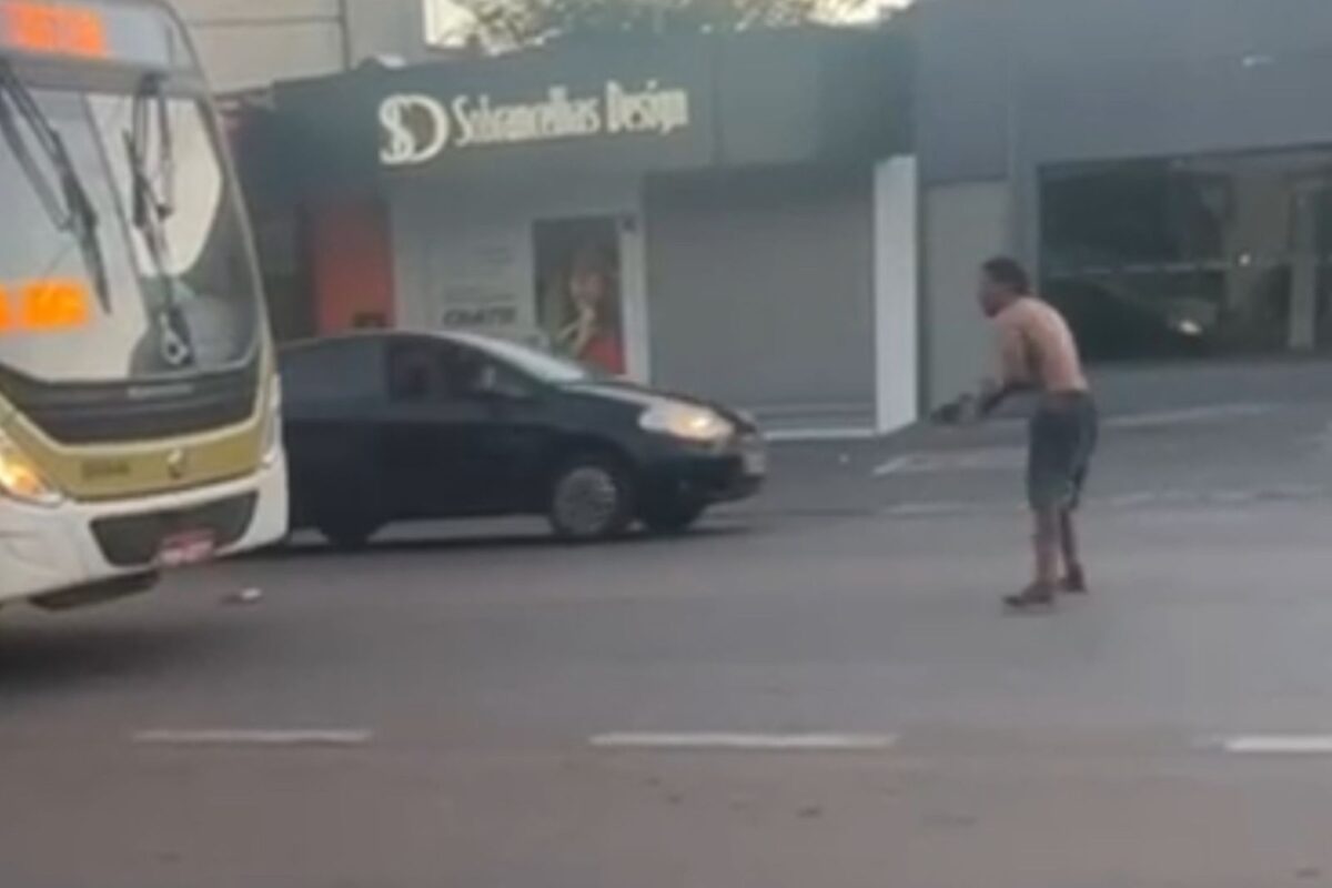 Câmera de celular registrou o usuário de drogas provocando caos e uma das principais avenida de Anápolis (Foto: Captura)