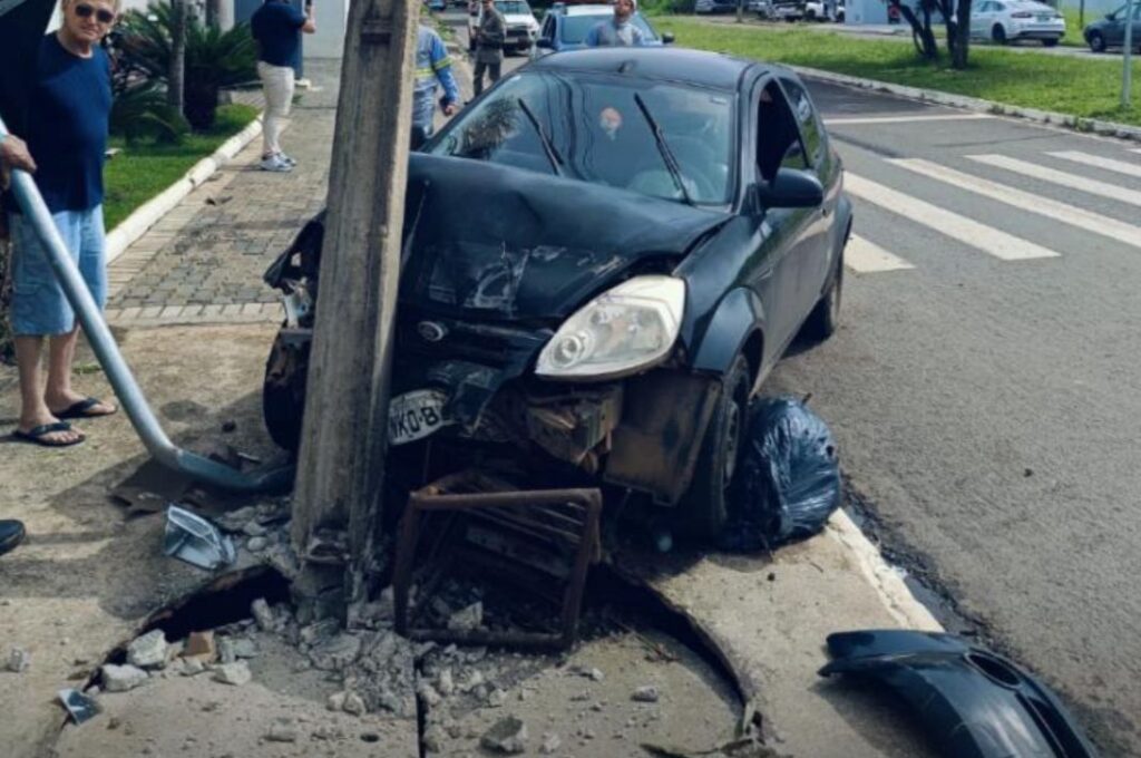 O carro de passeio atingiu a base do poste (Foto: Reprodução/PM)