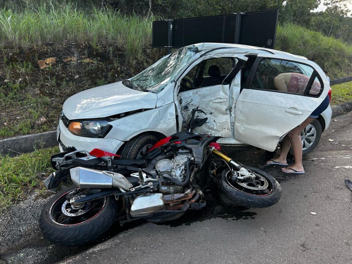 Imagens mostram moto BMW e o carro VW Gol destruídos com o impacto da batida (Foto: Reprodução)