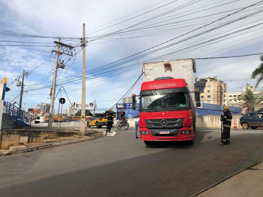 Caminhão-baú causou transtorno ao arrastar cabos e deixar o trânsito lento (Foto: Victor Santos/Rádio São Francisco FM)