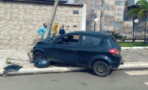 Veículo atingiu a base de um poste de concreto, ao lado de uma empresa funerária (Foto: Reprodução/PM)