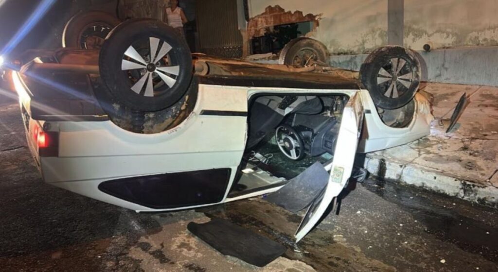 O carro ainda destruiu o muro de uma residência (Foto: Reprodução/PM)