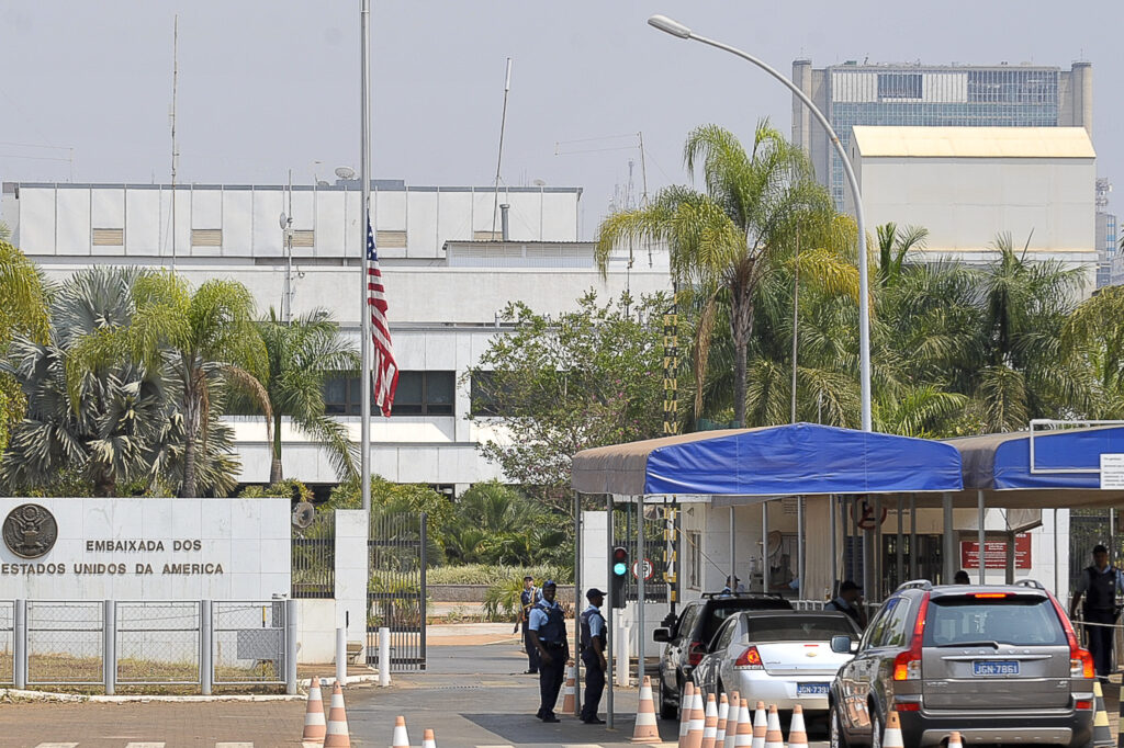 foto da embaixada dos EUA em Brasília, um dos locais onde se pode obter visto estadunidense