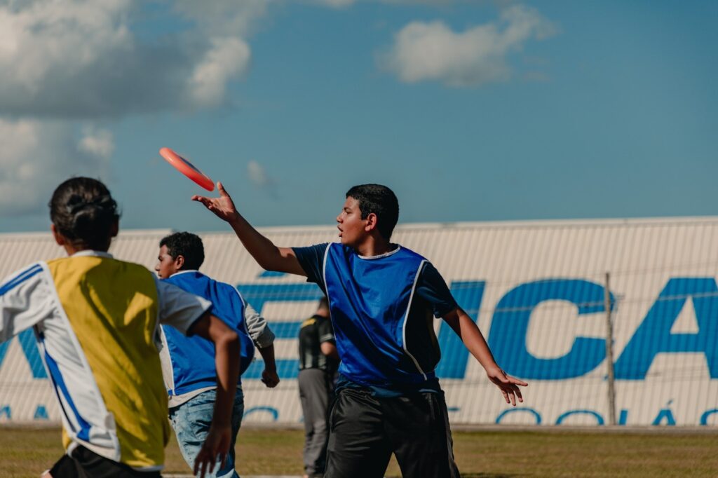 foto de criança praticando o ultimate frisbee