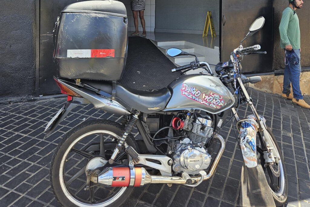 A moto ficou apreendida na sede da Central de Flagrantes da Polícia Civil (Foto: CMTT)