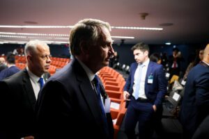 foto do ex-presidente bolsonaro contra a luz