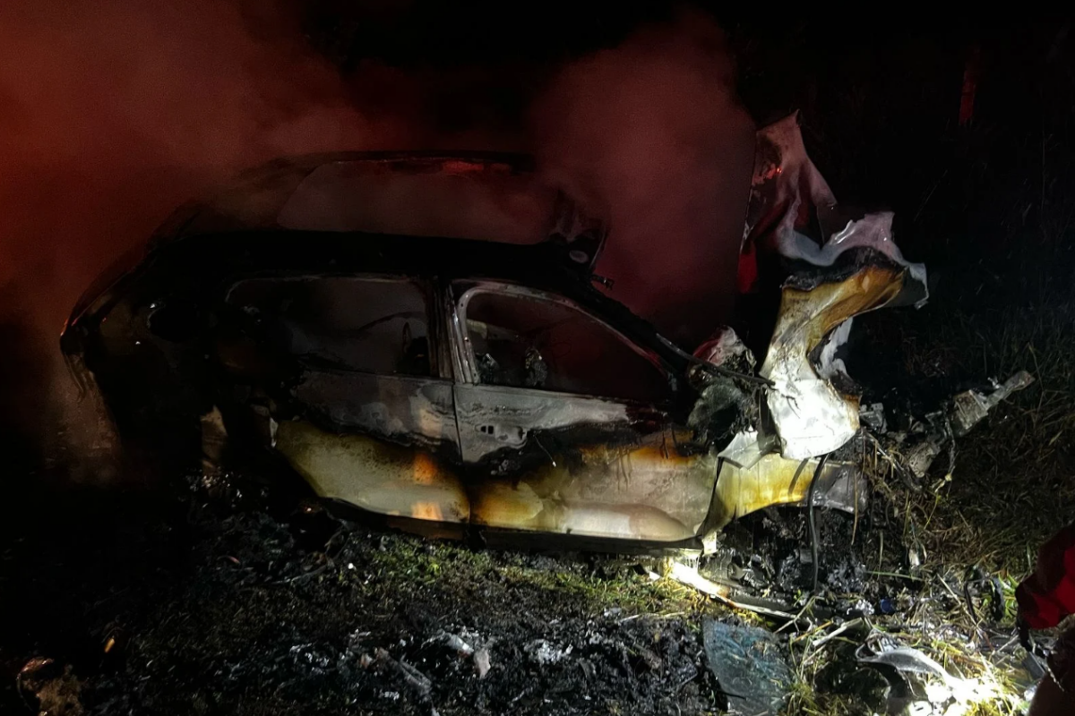 foto de carro queimado após acidente na BR-060