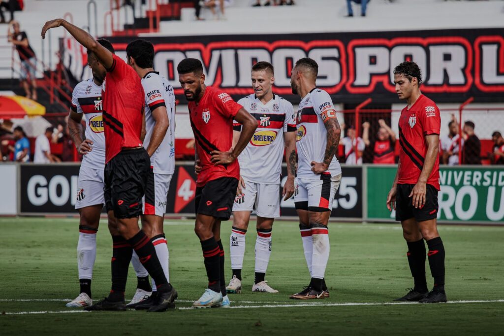 Foto de jogadores do Anápolis Futebol Clube e Atlético Goianiense durante partida.