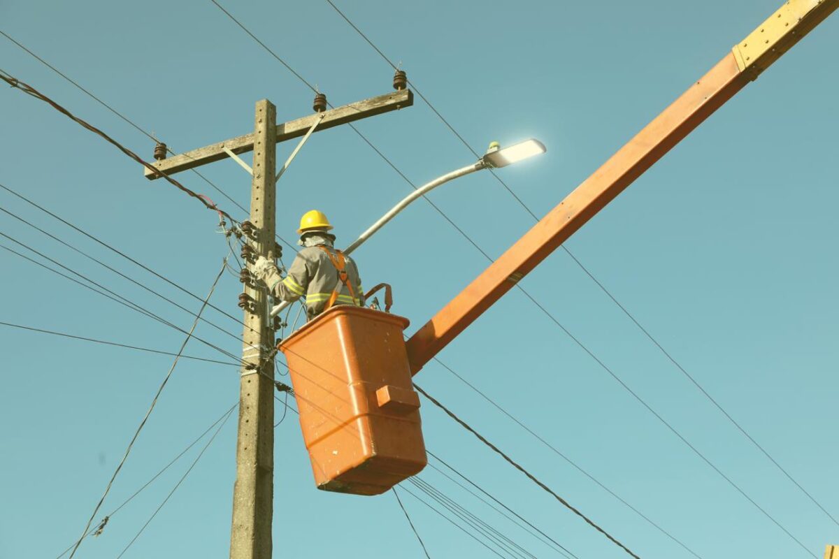 foto de trabalhador realizando serviço da troca de lâmpadas em Anápolis