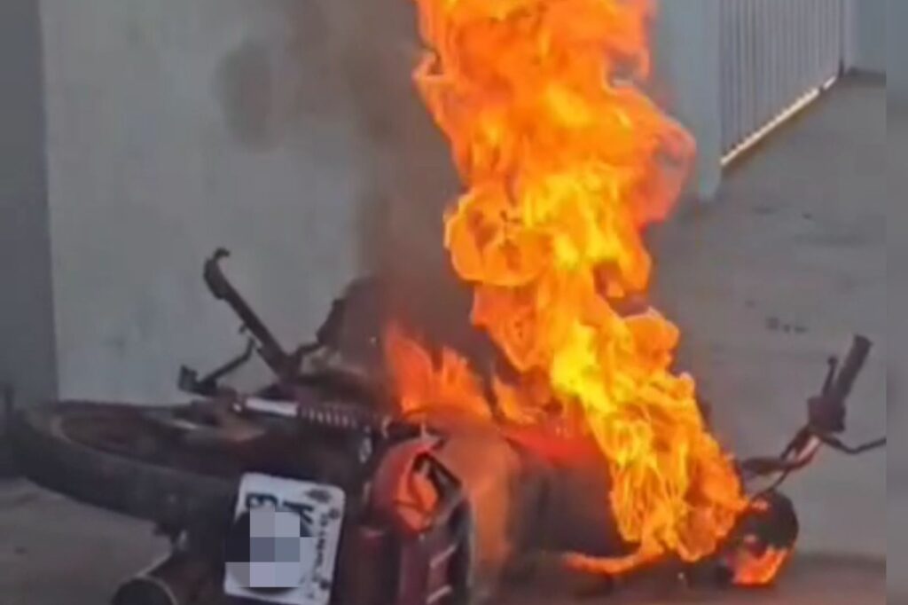 Cena inacreditável: o piloto destruiu a moto durante fiscalização da CMTT (Foto: Captura)