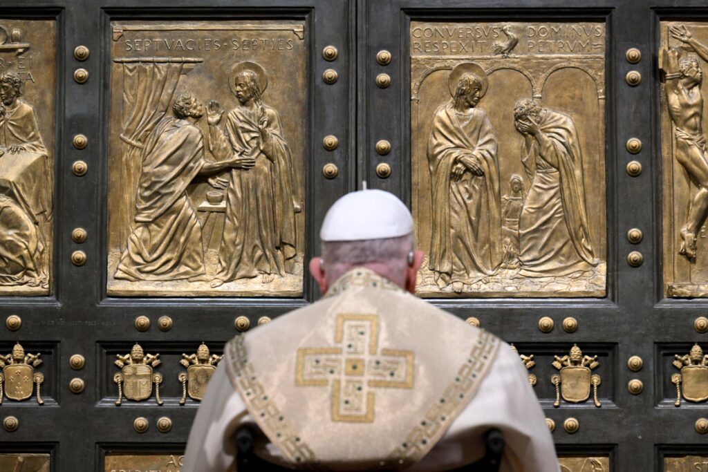 foto do papa francisco, que está internado, de costas rezando