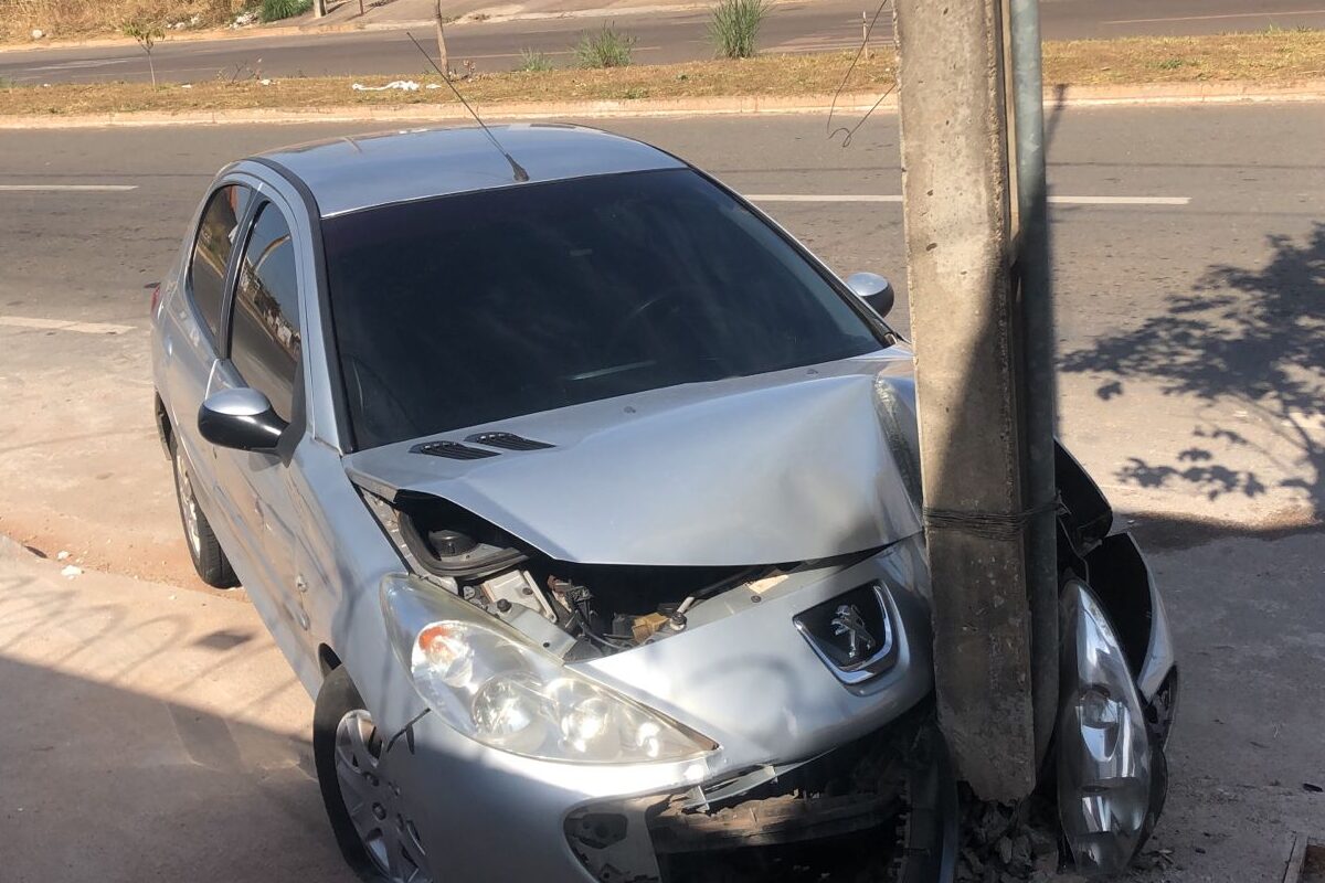 foto de poste atingido por carro após acidente