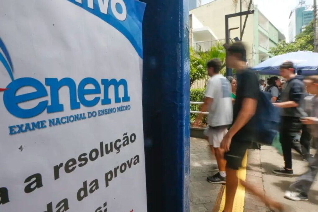 foto de estudantes entrando em local de prova do enem
