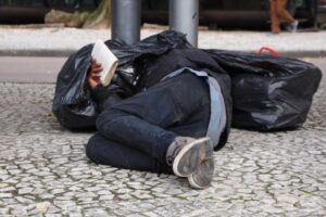 foto de uma pessoa em situação de rua no Brasil