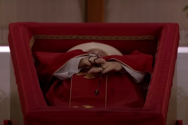 foto do papa francisco em caixão