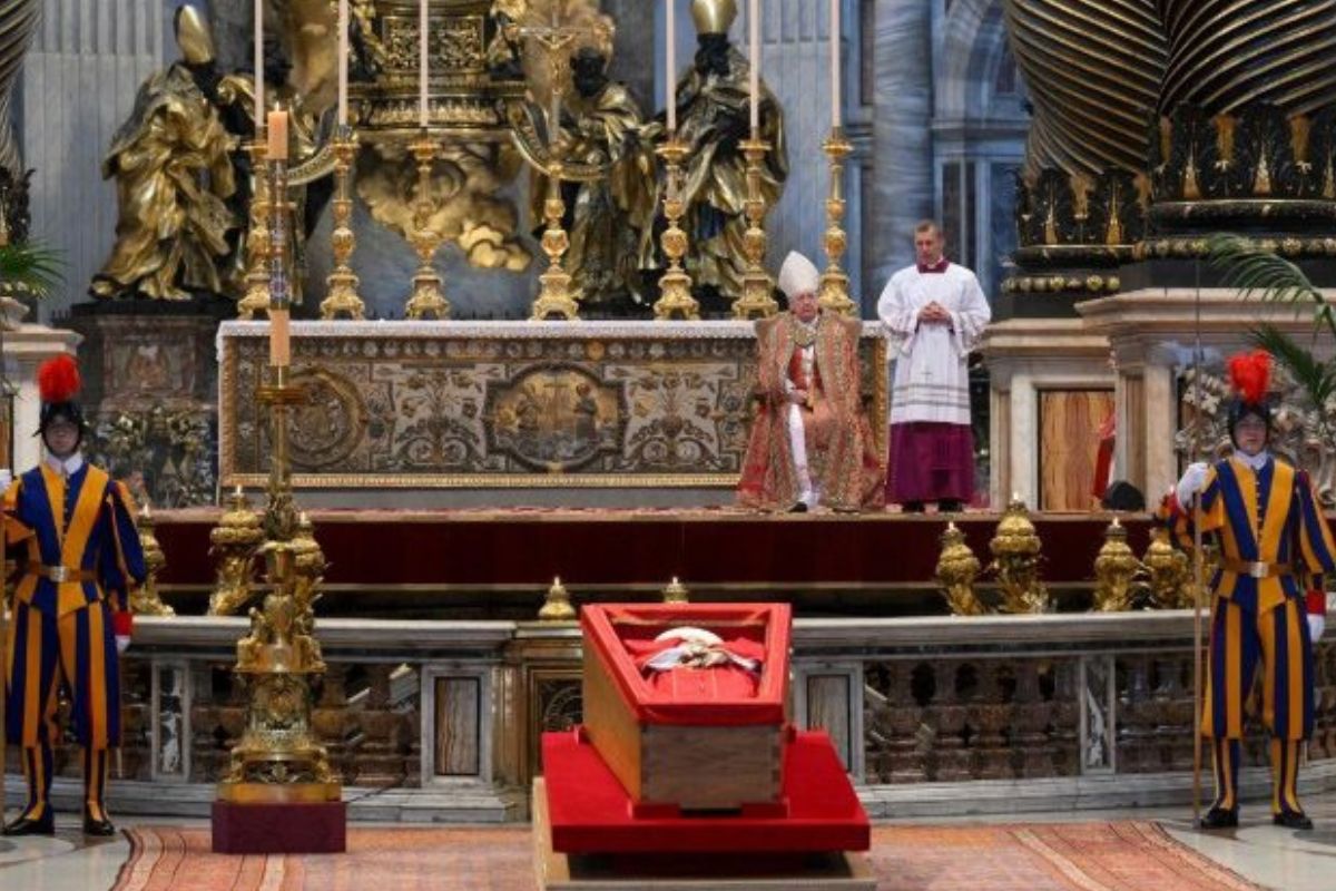 foto do velório do papa francisco no vaticano