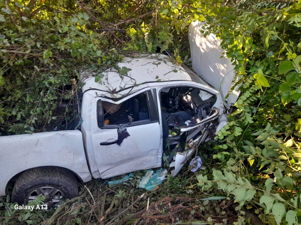 Ford Ranger também parou no acostamento da BR-414 (Foto: Corpo de Bombeiros)