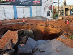 foto de buraco em avenida de Anápolis