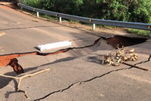 foto de ponte destruída em Anápolis