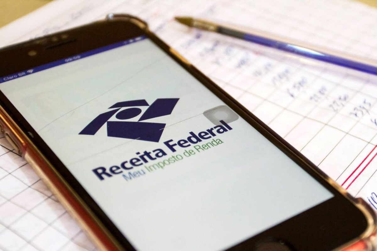 foto de celular aberto em aplicativo da receita federal do imposto de renda