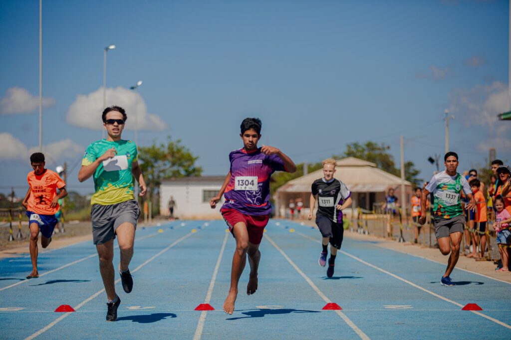 foto de jovens competindo no atletismo