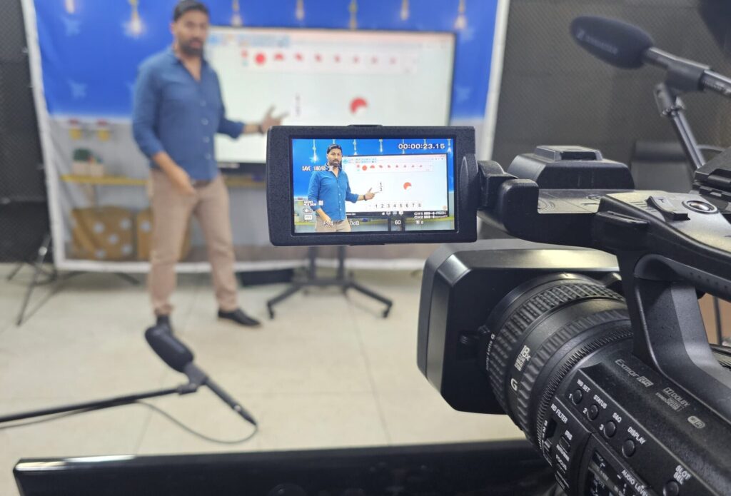 foto de professor tendo aula gravada para o EaD
