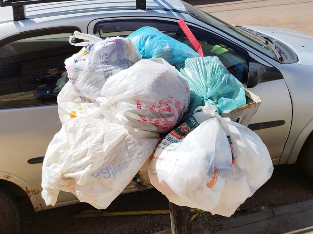 foto de cesta de lixo abarrotada para exemplificar serviço da Quebec em Anápolis