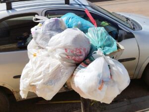 foto de cesta de lixo abarrotada para exemplificar serviço da Quebec em Anápolis