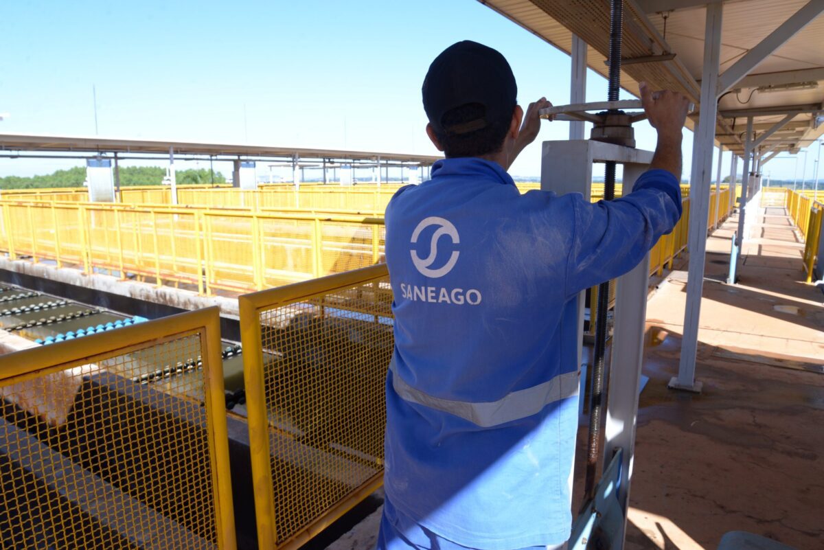 foto de funcionário da saneago trabalhando