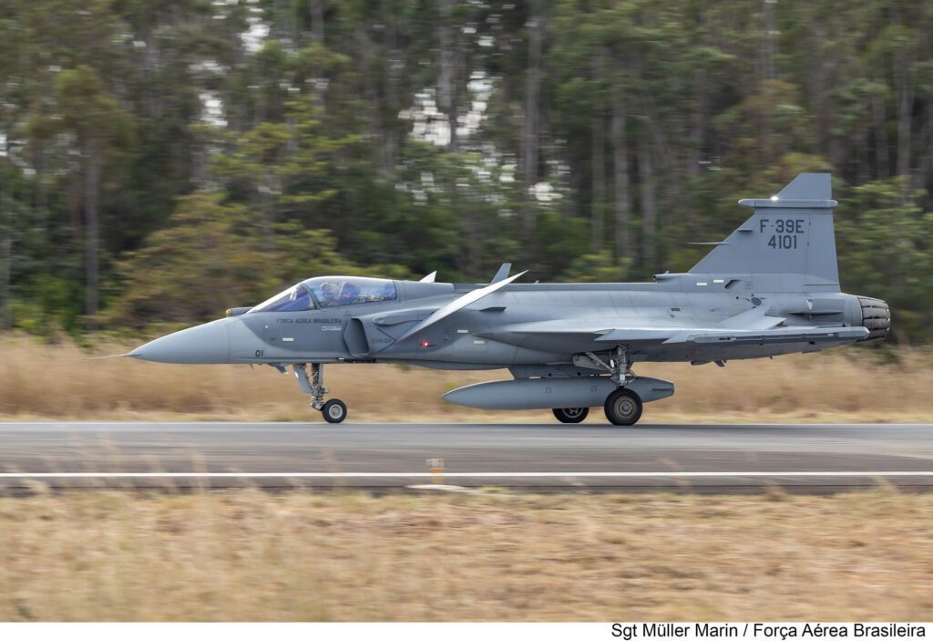foto de caça gripen em operação de decolagem