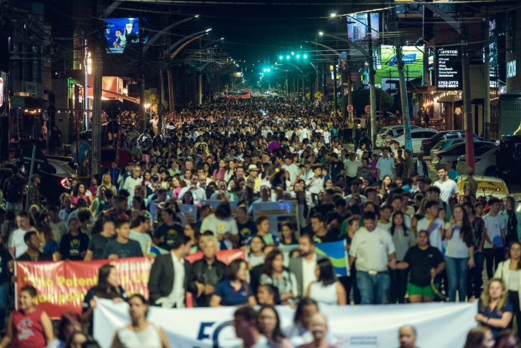 foto de uma das edições da caminhada da juventude em Anápolis