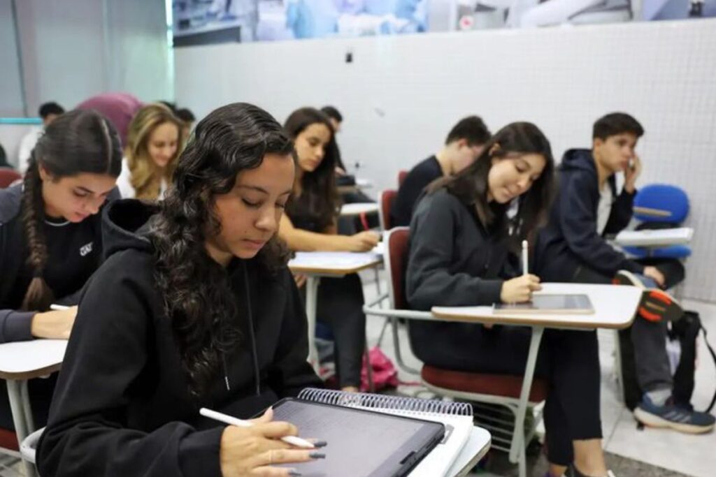 foto de alunos estudando
