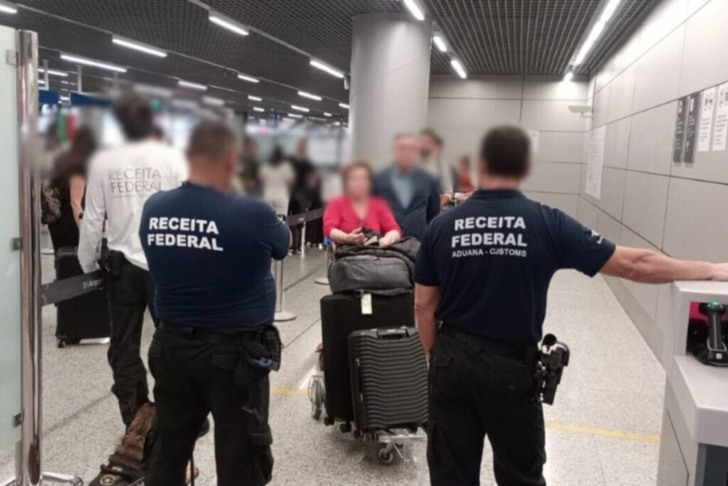 foto de operação-padrão em aduana durante greve dos auditores da Receita Federal
