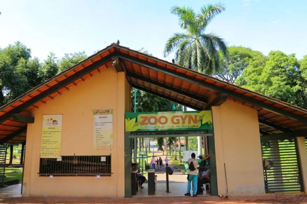 foto da fachada do zoológico de goiânia, onde cisne morreu suspeito de gripe aviária