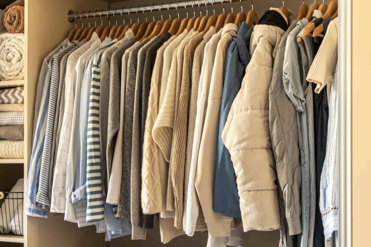 foto de roupas expostas em um guarda-roupa