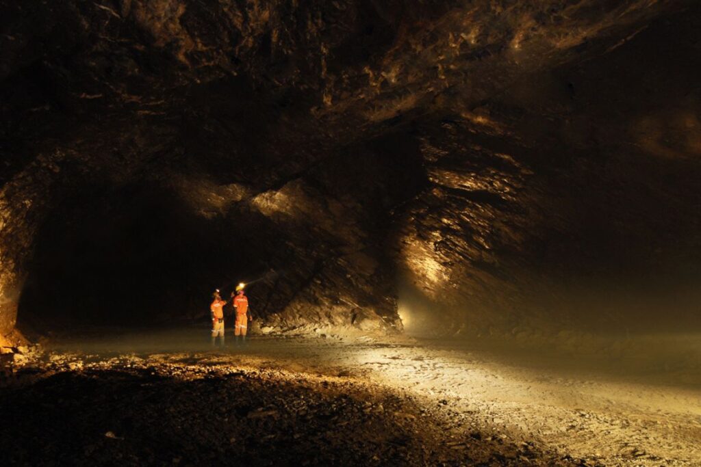 foto do interior de mina de ouro