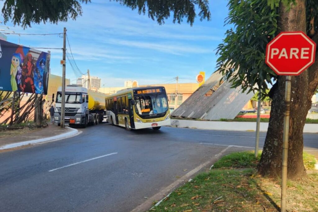 foto de trânsito travado no viaduto nelson mandela em Anápolis