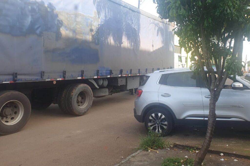 foto da rua JM 23, em Anápolis, mostrando caminhão impedindo saída de carro da garagem