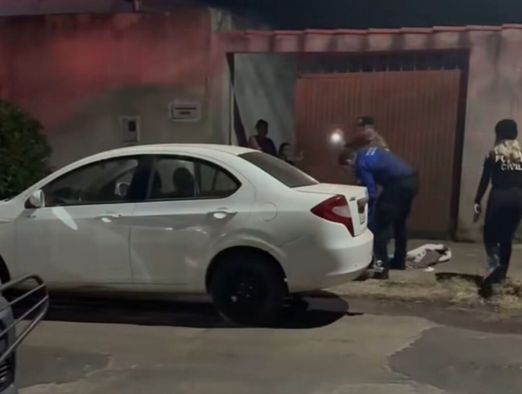 Vítima morreu na calçada de casa