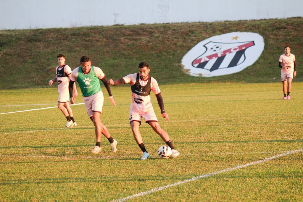 foto de jogadores do anápolis futebol clube durante treinamento