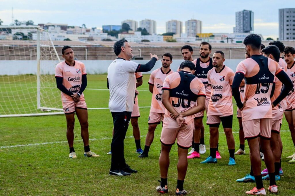 FOTO DO TÉCNICO GABARDO JÚNIOR COM ATLETAS ANTES DE SÃO BERNARDO X ANÁPOLIS